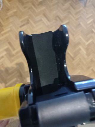 Barra antirrobo reforzada para volante de coche.