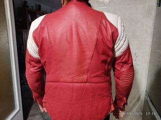 Chaqueta de moto roja y blanca