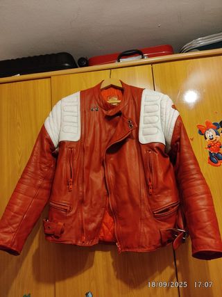 Chaqueta de moto roja y blanca