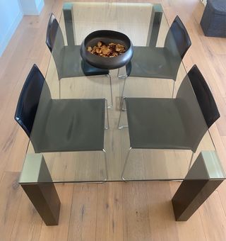 Mesa Comedor Cristal y 4 Sillas Piel Negra