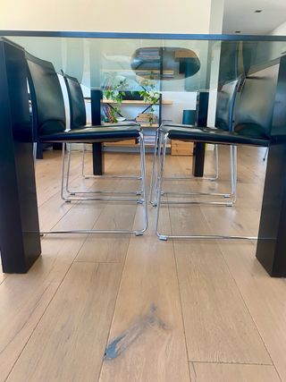Mesa Comedor Cristal y 4 Sillas Piel Negra