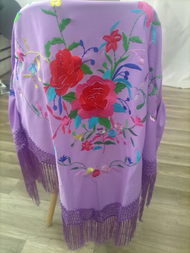 Mantón bordado floral morado