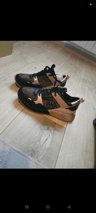 Zapatillas Michael Kors Negras y Doradas