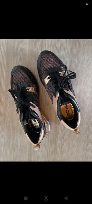 Zapatillas Michael Kors Negras y Doradas