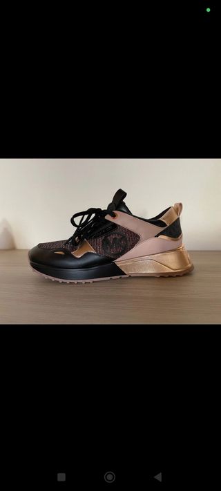Zapatillas Michael Kors Negras y Doradas