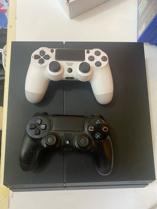 Consola PS4 con dos mandos