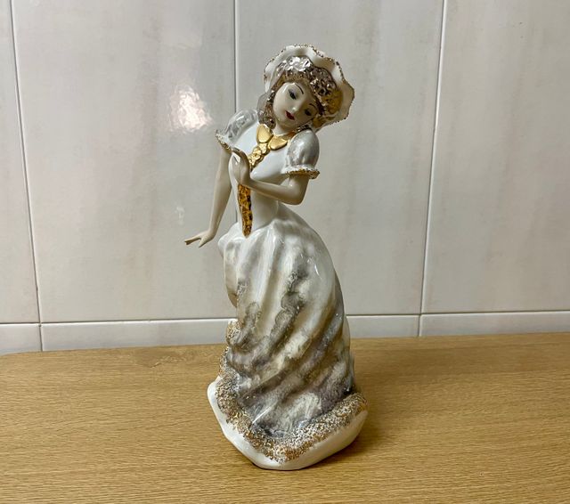Figura porcelana mujer vintage DAVOR