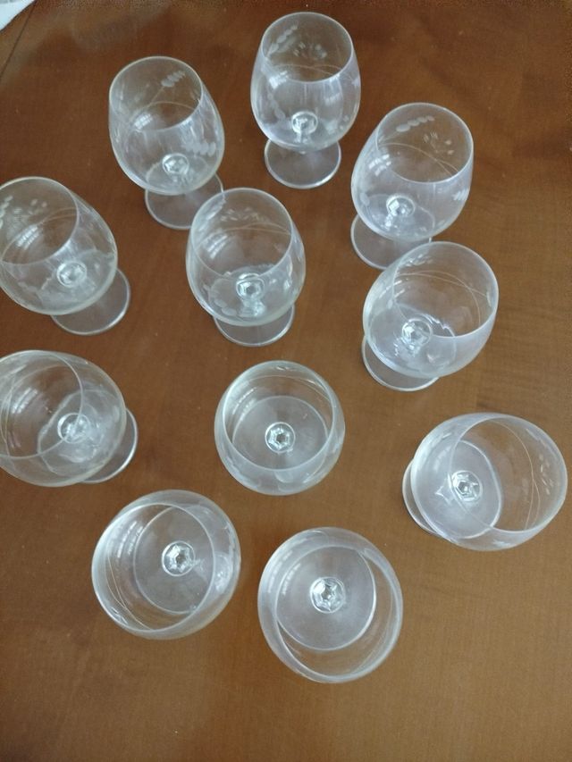 Juego de 11 copas pequeñas de coñac