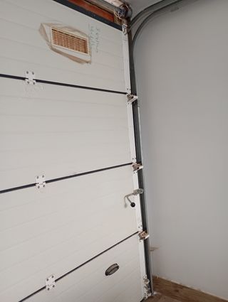 Portón de garaje gris