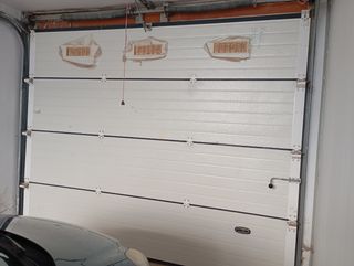 Portón de garaje gris