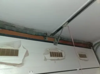 Portón de garaje gris