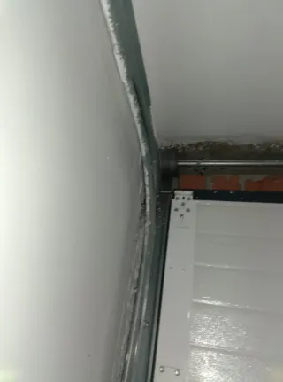 Portón de garaje gris