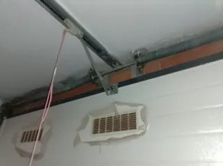 Portón de garaje gris