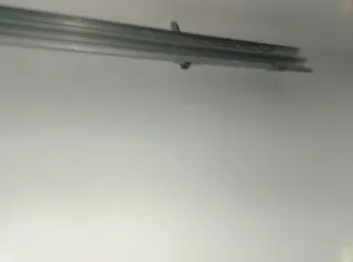 Portón de garaje gris