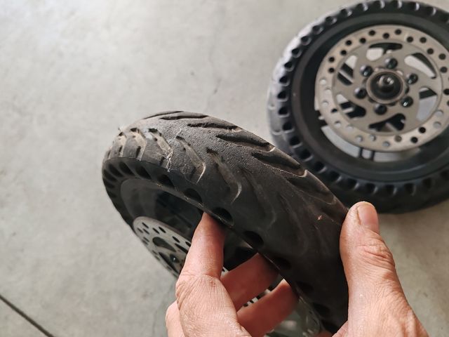 Cerchio e gomma antiforatura monopattino