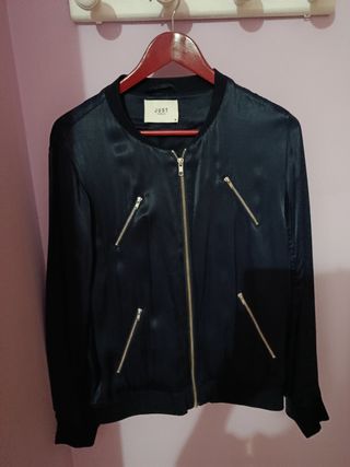 Chaqueta Negra Bordada Flores