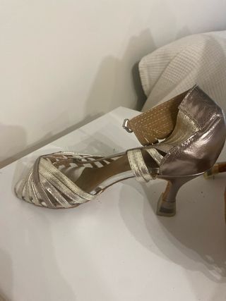 Zapatos de baile dorados y plateados