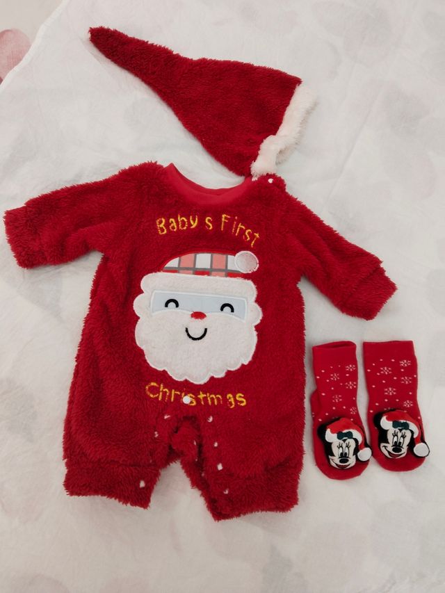 Trajecito Navidad Bebé con calcetines de regalo