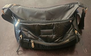 Bolso Negro Puffer con Cremalleras Doradas