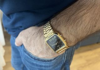 Reloj Casio Dorado esfera marrón.