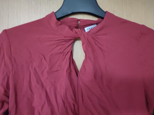Blusa burdeos con abertura