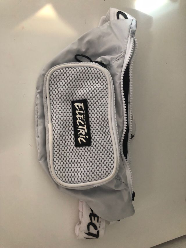 Riñonera gris y blanca