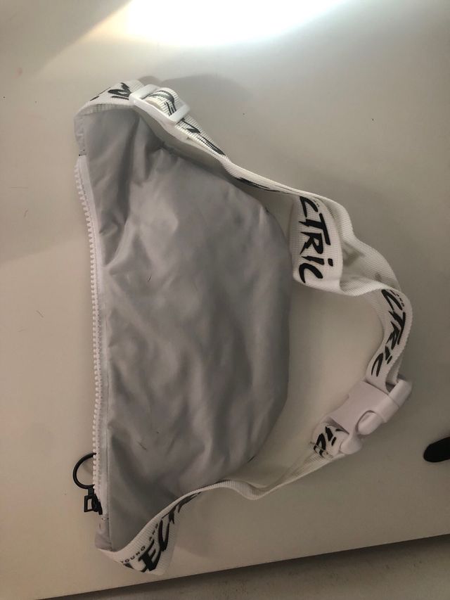 Riñonera gris y blanca