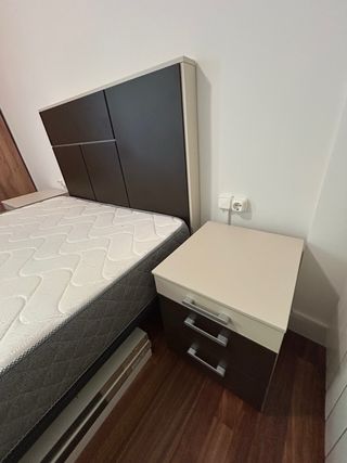 Cabecero con mesitas de noche