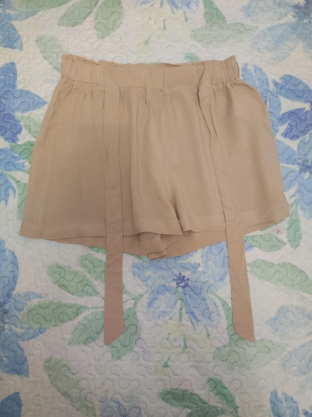 Pantalón corto beige con cinturón