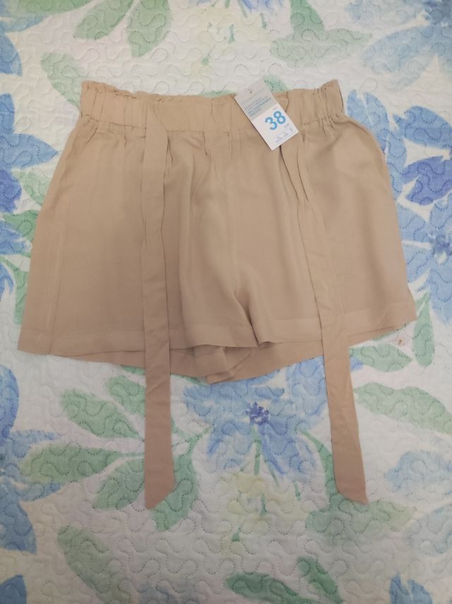 Pantalón corto beige con cinturón