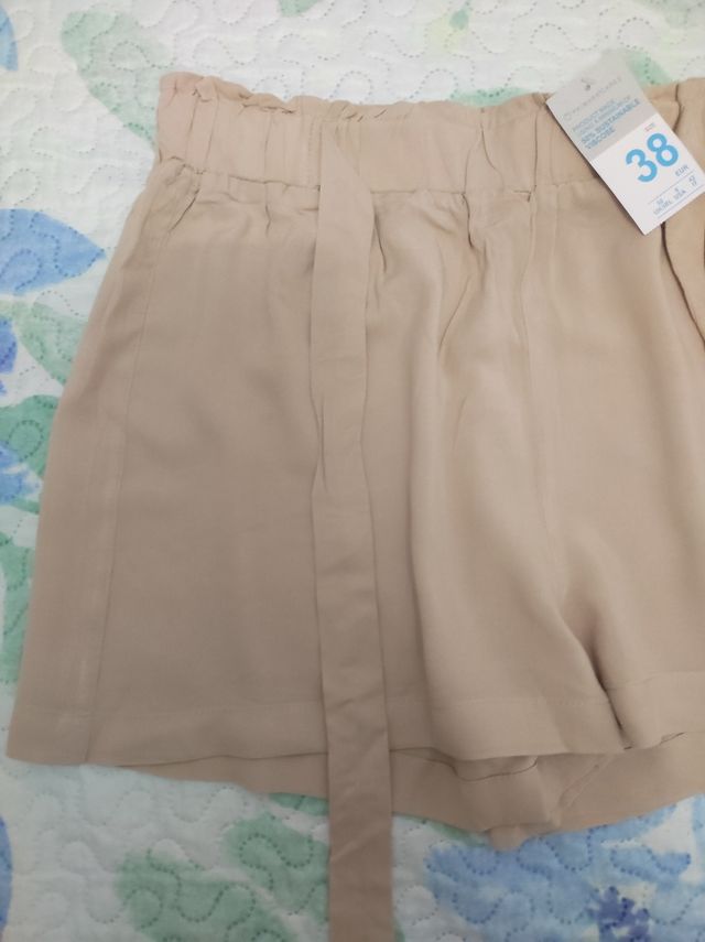Pantalón corto beige con cinturón