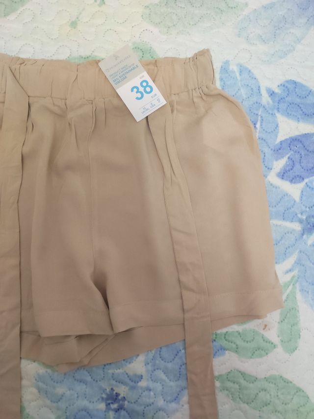 Pantalón corto beige con cinturón