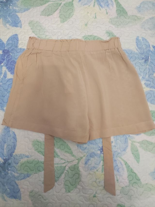 Pantalón corto beige con cinturón