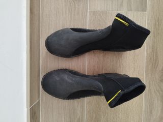Neopreno negro, escarpines y guantes