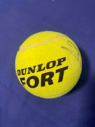 Pelota de tenis firmada por Rafa Nadal