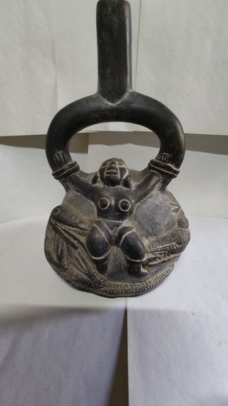 Figura de cerámica estilo azteca