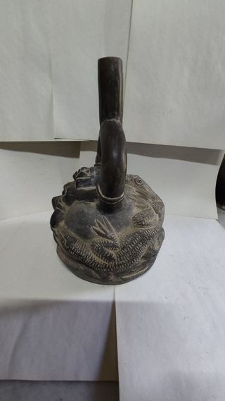 Figura de cerámica estilo azteca