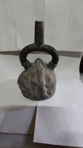 Figura de cerámica estilo azteca