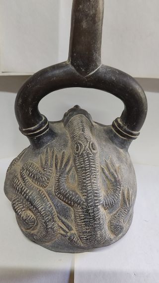 Figura de cerámica estilo azteca