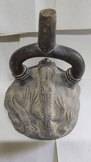 Figura de cerámica estilo azteca