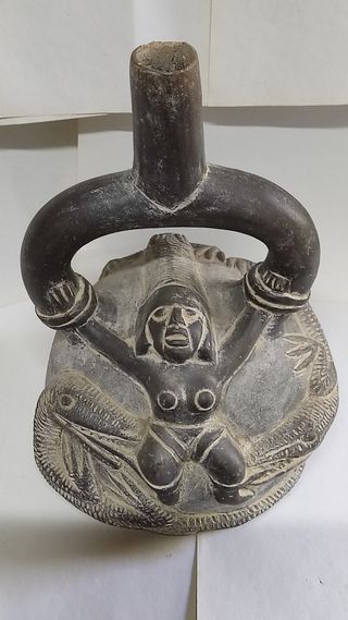 Figura de cerámica estilo azteca