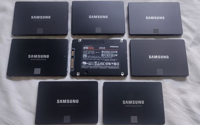 Lote 8 Samsung 870 EVO 250GB SSD