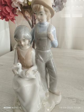 Figura de porcelana niños con pato