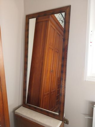 Espejo de pared con marco de madera