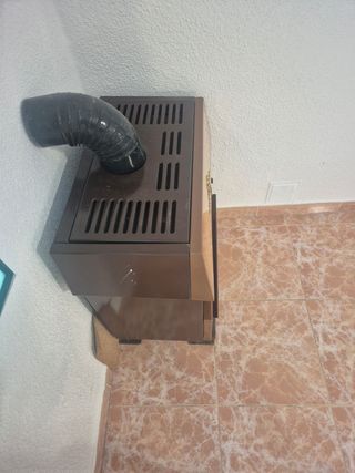 Estufa de leña marrón y beige