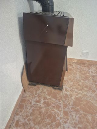 Estufa de leña marrón y beige