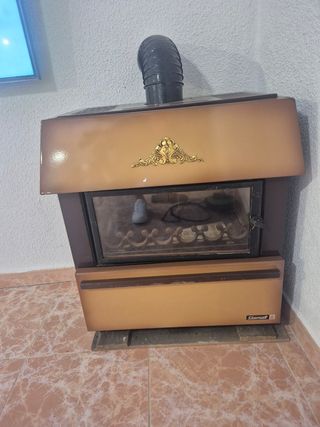 Estufa de leña marrón y beige