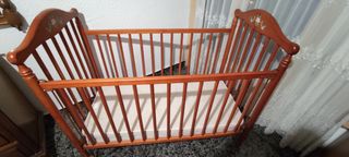 Cuna de bebé de madera