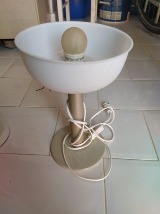 Lámpara de mesa beige y blanca