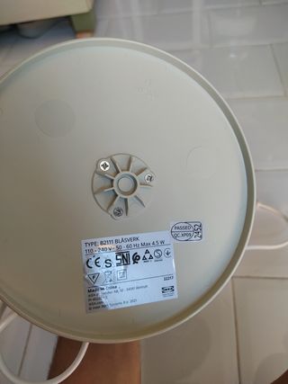 Lámpara de mesa beige y blanca